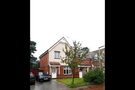 3 Bed End Terrace, Mclaren Fields, LS13 - Photo 2