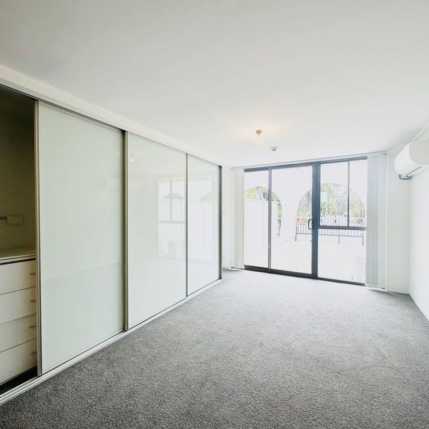 Great one-bedroom in premium location - Photo 1