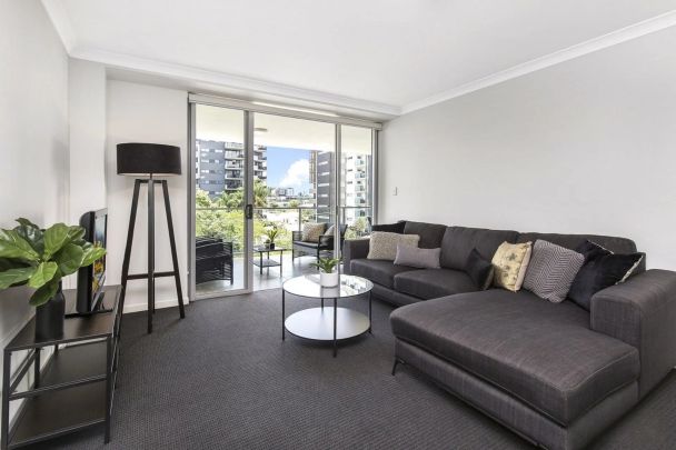 Light-Filled 2-Bedroom Apartment with Balcony, Close to PA Hospital & CBD - Photo 1