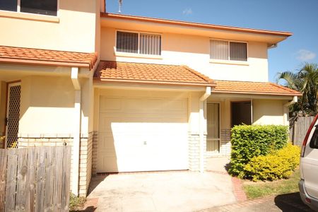 TOWNHOUSE - LIGHT BRIGHT & AIRY - Photo 2