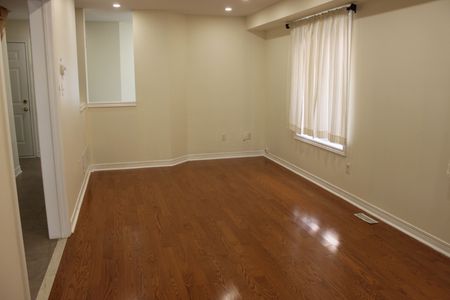 For Lease - 424 Oaktree Circle, Mississauga, Ontario - Photo 2