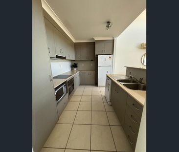 STYLISH FULLY FURNISHED 2 BEDROOM TOP FLOOR APARTMENT WITH OCEAN VIEWS - Photo 5