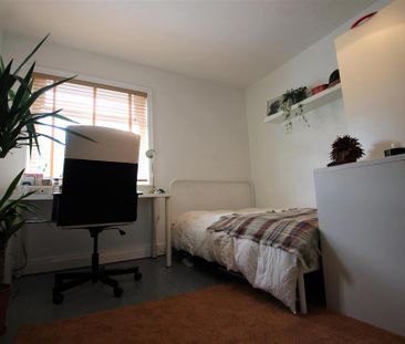 4 bedroom semi-detached house to rent - Photo 4