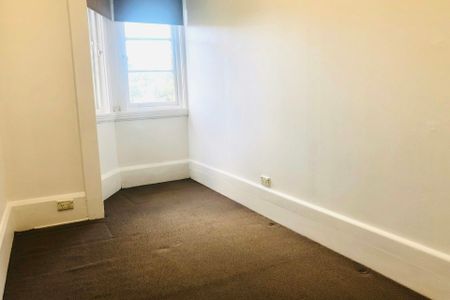 Top floor one bedroom unit with small second bedroom/home office**1st Open Inspection Wednesday from 5.15-5.30 pm (No prior access)** - Photo 4