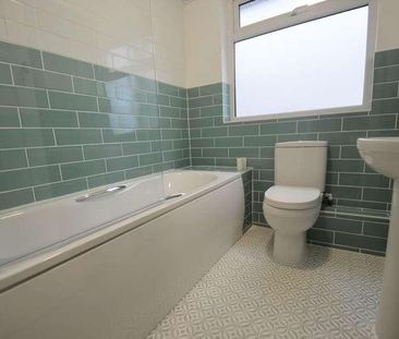 Station Crescent, Ashford, TW15 - Photo 3