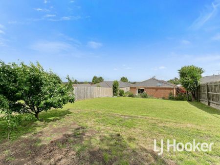 Pakenham Hills Three bedroom Home! - Photo 4