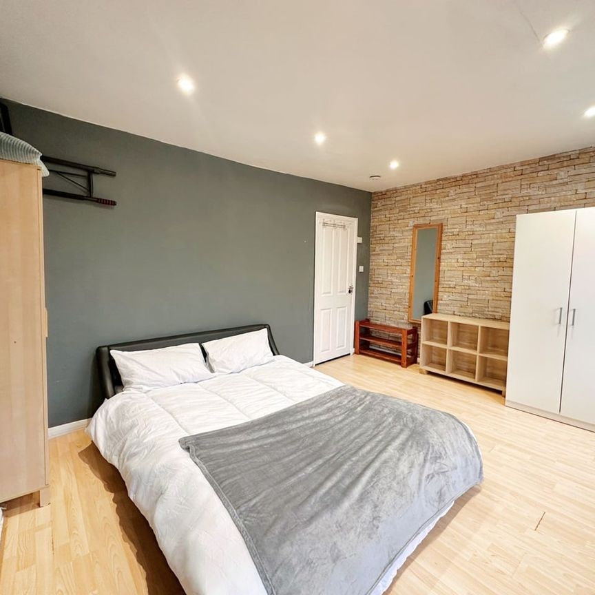 Room in a Shared Flat, Plough Way, SE16 - Photo 1