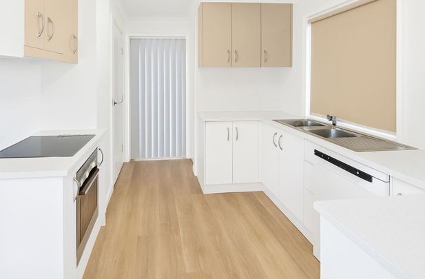 This Home Truly Ticks All the Boxes&excl; Positioned in a Quiet Street Just Minutes' Walk to Fairview He - Photo 1