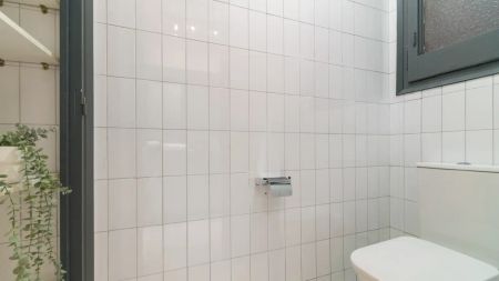 Room in a shared 9-bedroom apartment for rent in El Gòtic, perfect for professionals and students - Photo 5