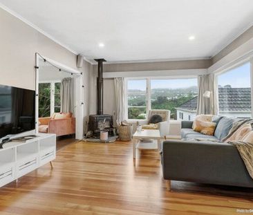 Charming 5BR Home in Karori! - Photo 5