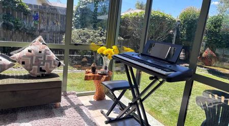House with Greenery, close to Endeavour school - Photo 2