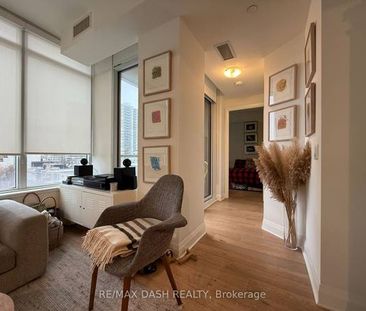 Luxurious feel heart of yorkville + den! - Photo 2