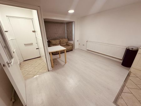 2 bedroom maisonette to rent - Photo 3