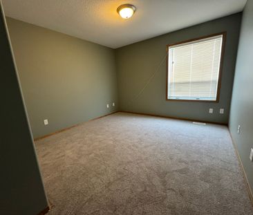 Spacious 3-Bed, 1-Bath Main with Fenced Yard! - Photo 5