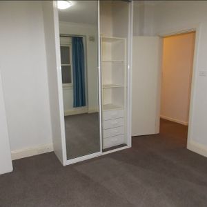 Modern Inner-City Living 2-Bedroom Apartment in Potts Point - Photo 2