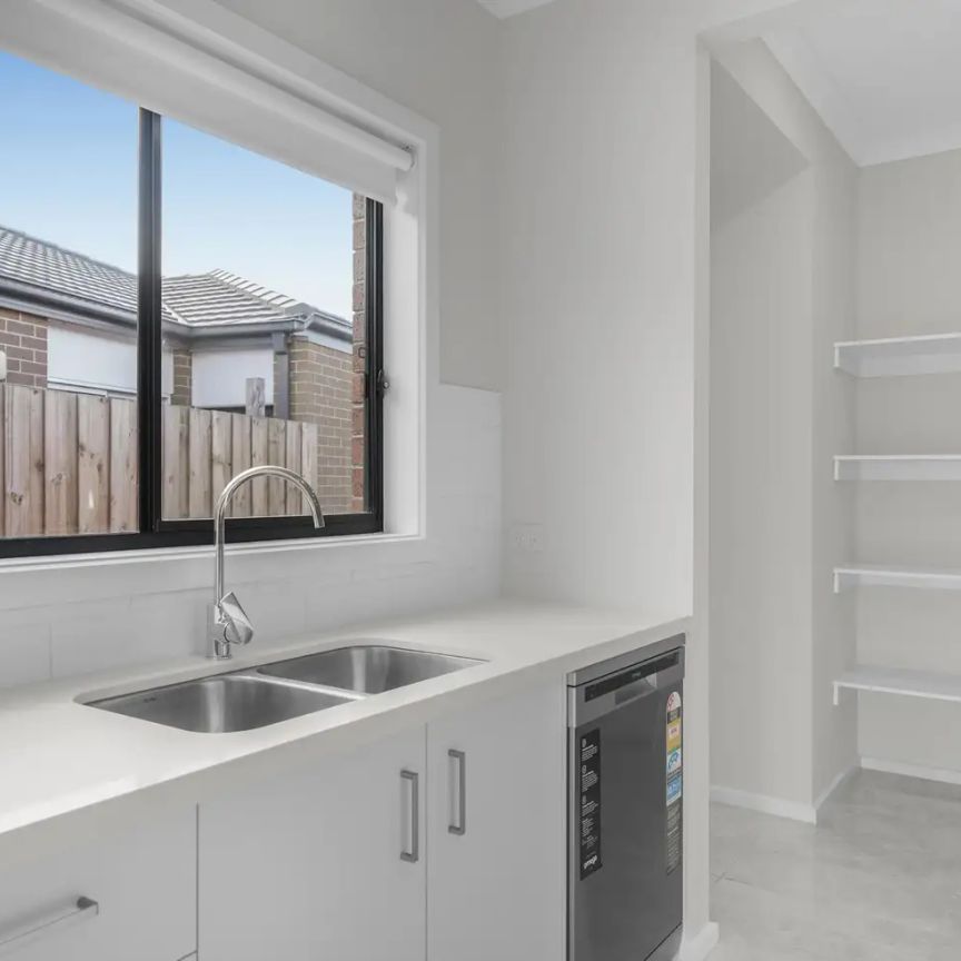 “Brand New 4 Bed Family Home - Close to School, Child Care & Shopping Centre!” - Photo 1