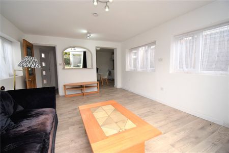 Rivermeads Avenue, Twickenham - 1 bedroomProperty for lettings - Chasebuchanan - Photo 2