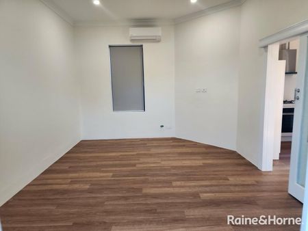 Stylish renovated 3-bedroom home - Photo 3