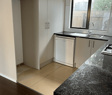 Sunny and spacers 2 bedroom T/house - Photo 1