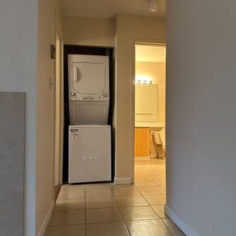 This 836 Sft huge one bed corner unit apartment located in the heart o - Photo 3