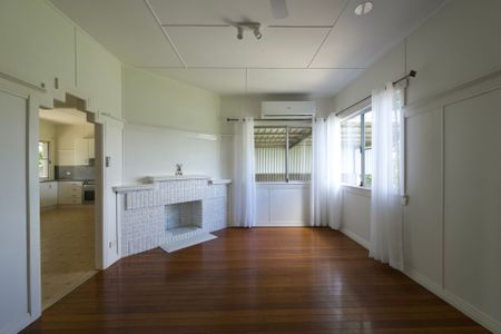 Perfectly positioned 3 bedroom home - Walk to Schools & Hospital - Photo 3