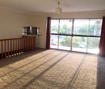 Bright & Airy Family Home in a Prime Location! - Photo 2