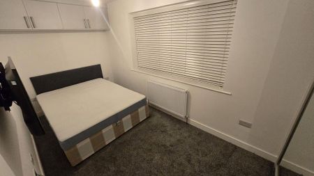 5 bedroom semi-detached house to rent - Photo 4