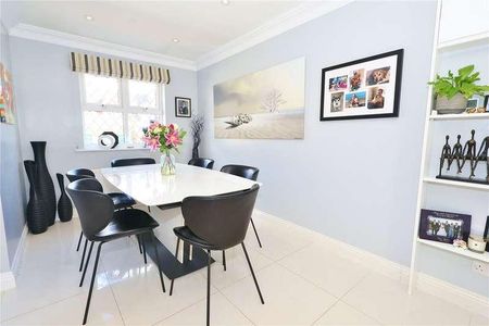 Strathcona Gardens, Knaphill, Woking, Surrey, GU21 - Photo 3