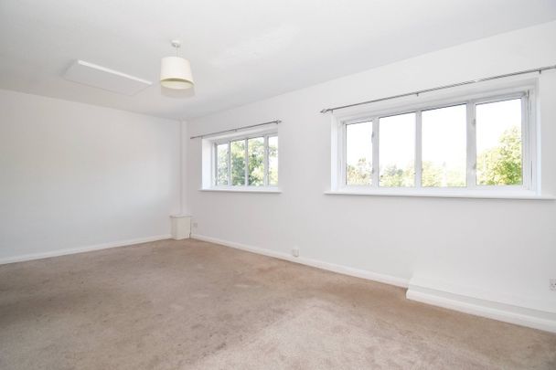 2a The Green, Hersham, Walton-on-Thames, KT12 - Photo 1