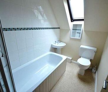 Bedroom T Floor In Godalming, GU7 - Photo 5