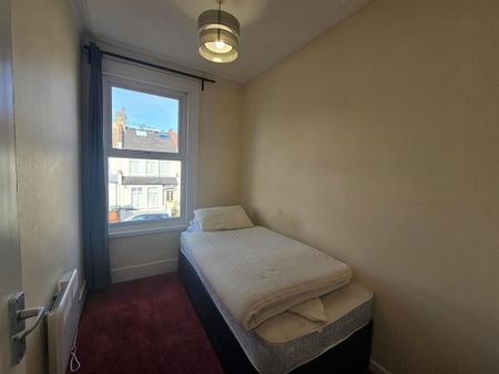 4 bedroom terraced house to rent - Photo 4