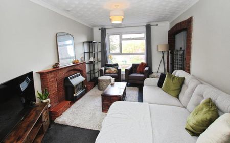 A great opportunity to rent a well presented three bedroom house in Kingswood, with allocated parking, a garage and a private garden. If you are a couple or a small family then this could be the property for you. Please contact us for more details.. - Photo 4