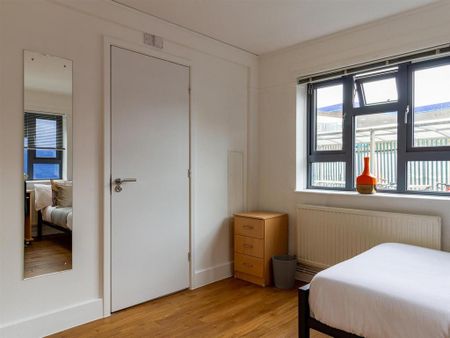 1 bedroom in a flat share to rent - Photo 2