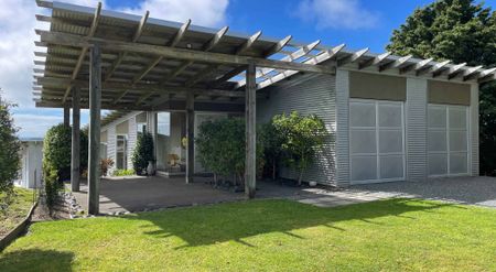 A Slice of Coastal Paradise - Beautiful 3-Bedroom Home - Photo 4