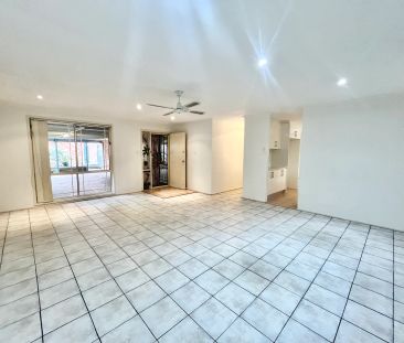 Large 4 Bedroom Family Home with Studio / 5th Bedroom - Photo 2