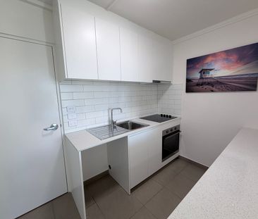 Furnished Modernised ONE Bedroom Apartments with 1 Car bay - Photo 6