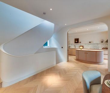 An exquisitely refurbished three bedroom Kensington townhouse, combining refined contemporary design with elegant period proportions, moments from Kensington Palace. - Photo 1