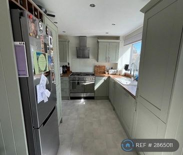 3 bedroom semi-detached house to rent - Photo 5