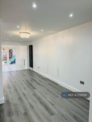 3 bedroom end of terrace house to rent - Photo 1