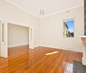 Oversized and Convenient Residence - Photo 2