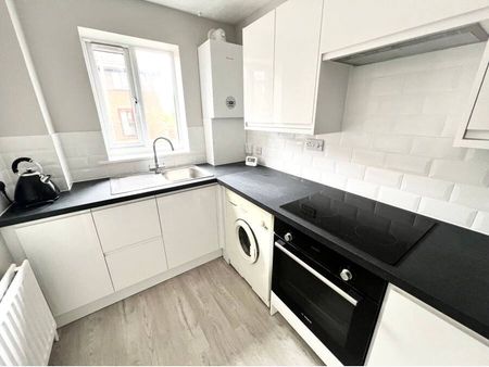 Alexandra Avenue, Camberley, Surrey, GU15 - Photo 3