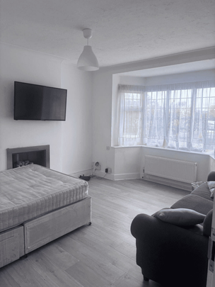 West View, Feltham, TW14 - Photo 1