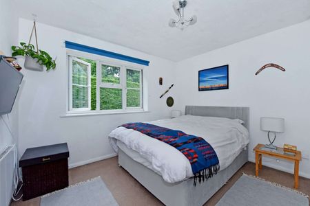 Two bedroom ground floor apartment with communal gardens and residents parking - Photo 4