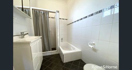 Charming 2-Bedroom Flat in Prime Location - Photo 4
