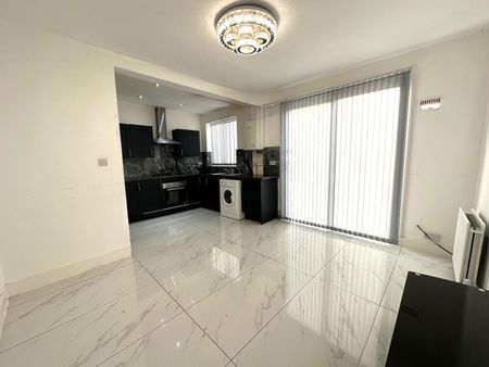 3 Bed Semi-Detached House, Westbrook Road, TW5 - Photo 5