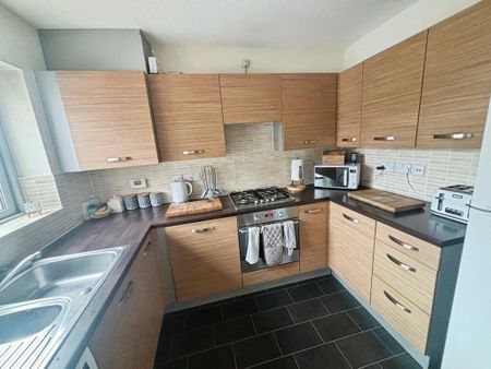 2 bedroom end of terrace house to rent - Photo 3