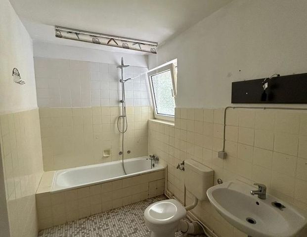 Erdgeschoss 2-Zimmer-Wohnung mit großer Loggia in zentraler Lage zur Vermietung - Foto 1