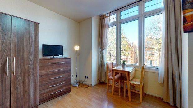 Studio Flat, Park Avenue, NW2 - Photo 1