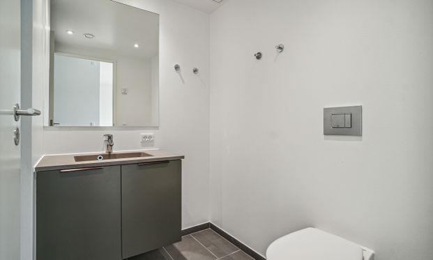 Lys 2-værelses lejlighed med stort badeværelse og altan på 3. sal - Foto 1