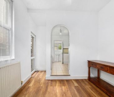 4 Bed Semi-Detached House, Woodstock Avenue, NW11 - Photo 4